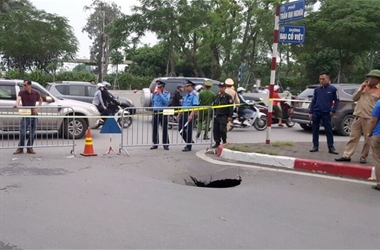 Hà Nội: “Hố đen” bất ngờ xuất hiện trên phố Trần Đại Nghĩa