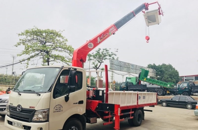 Xe cẩu gắn lồng Hà Nội phục vụ làm việc trên cao