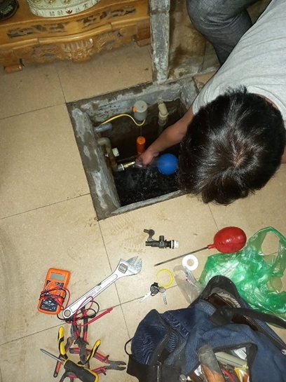 Thợ sửa điện nước Tuy Hòa kiểm tra nguyên nhân trước khi sửa