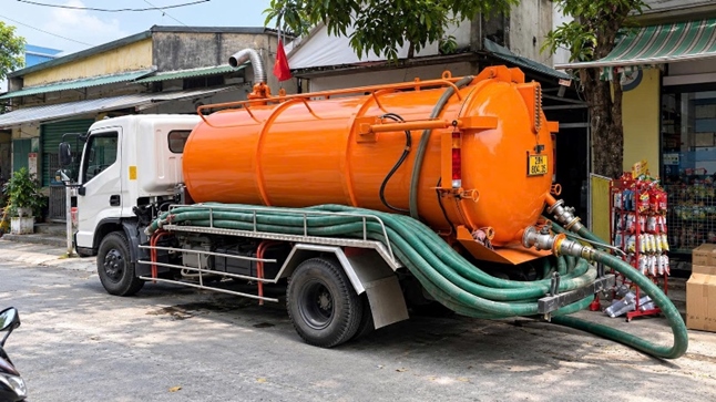 Xe hút hầm cầu Mỹ Tho với bồn chứa và đường ống chuyên dụng
