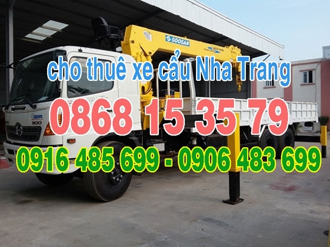 Xe cẩu Nha Trang nâng máy móc và vật tư tại công trình theo lịch làm việc
