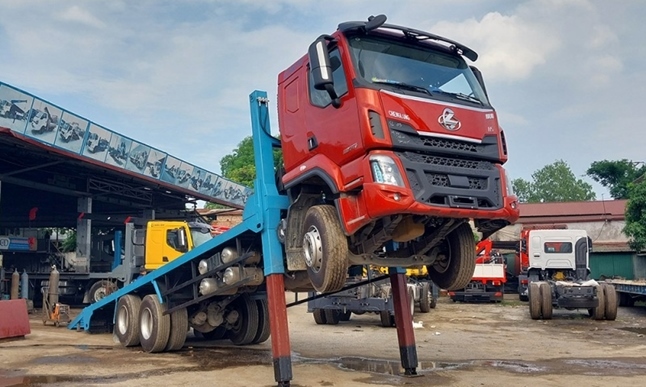 Kéo xe ô tô Đông Ngạc bằng phương tiện cứu hộ phù hợp